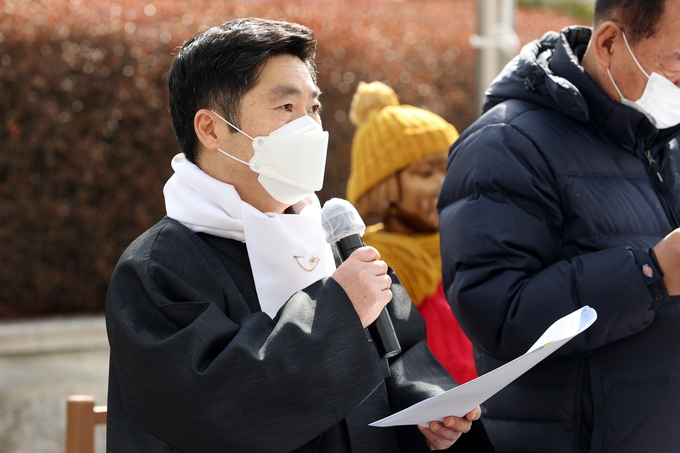 경기도의회 정대운 의원이 존 마크 램지어 교수를 규탄하며 성명서를 발표하고 있다(사진=경기도의회 제공)