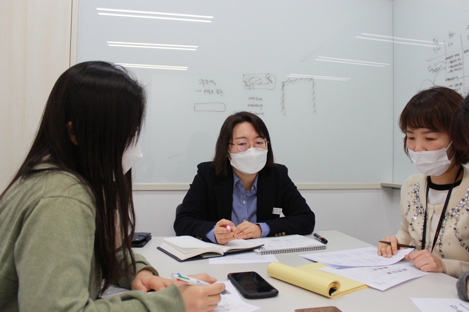 3일 개소한 경기도여성가족재단 ‘경기도 디지털성범죄피해자원스톱지원센터’ 초대 센터장으로 백미연 박사가 취임했다. (사진=경기도여성가족재단 제공)