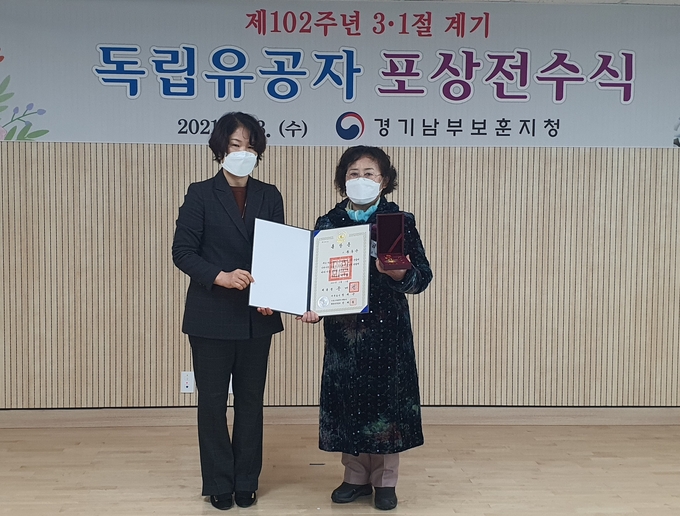 경기남부보훈지청이 故황동윤 지사, 故고쇠능 지사, 故김준부 지사(사진 위에서 아래 순) 등 유족에게 독립유공자 포상을 전수했다. (사진=경기남부보훈지청 제공)