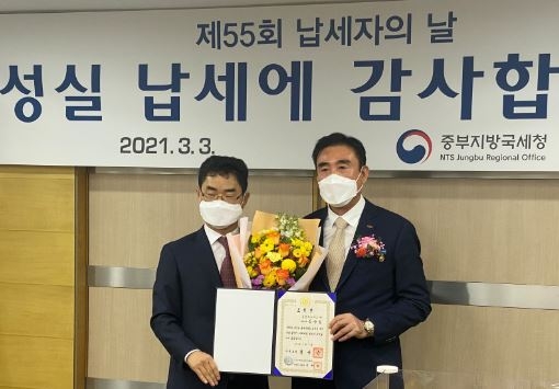 김창기 중부지방국세청장(왼쪽)과 심승일 삼정특수가스㈜ 대표(오른쪽)이 기념촬영을 하고 있다. (사진=중소기업중앙회 제공)