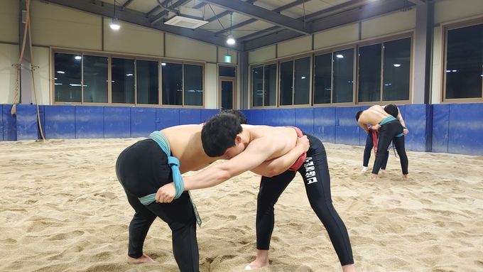 같은 팀 동료 엄재우(청샅바)와 훈련 중인 최지호(홍샅바) (사진=김도균 수습기자)