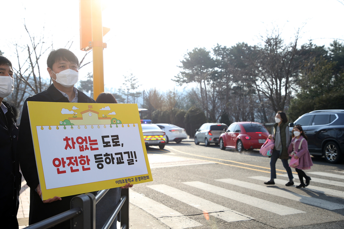 조석환 수원시의회 의장이 3일 수원시 이의초등학교에서 추진한 '교통안전 캠페인'에 참여했다. (사진=수원시의회 제공)