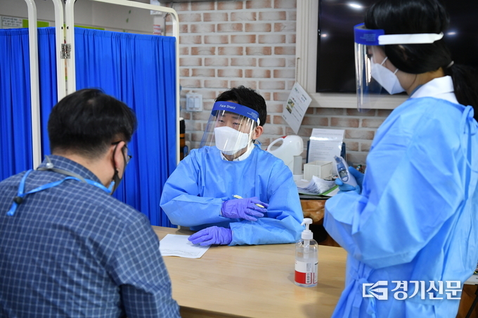의료요원이 접종대상자에게 접종 전 문진을 하고 있다. (사진=포천시 제공)