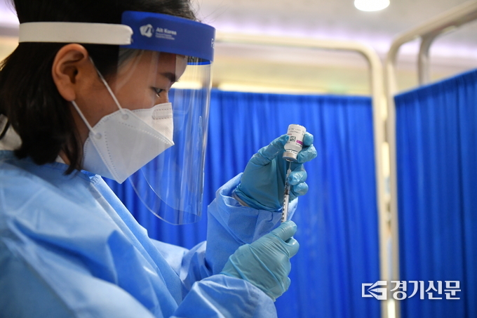 백신 용기에서 주사기로 백신을 옮기고 있다. (사진=포천시 제공)