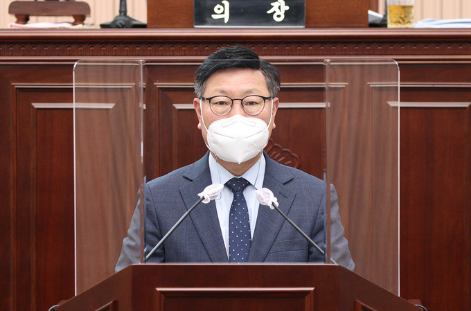 구리시의회는 지난 3일 제302회 임시회 1차 본회의에서 박석윤 운영위원장이 대표발의한 ‘구리시 개인정보 보호 조례안’, ‘구리시 웰다잉문화 조성에 관한 조례안’을 원안가결했다. (사진=구리시의회 제공)