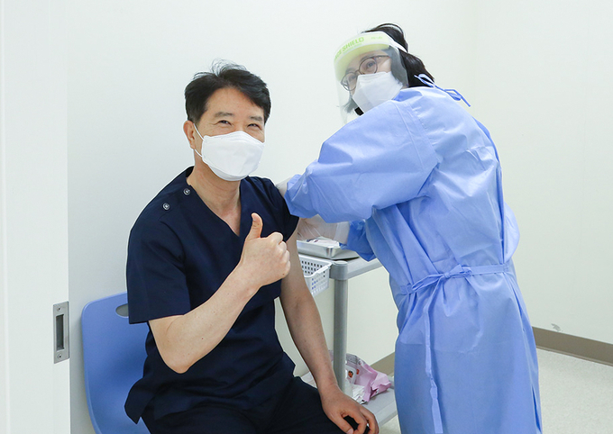 원내 1호 접종자 시화병원 최병철 이사장(사진=시화병원 제공)