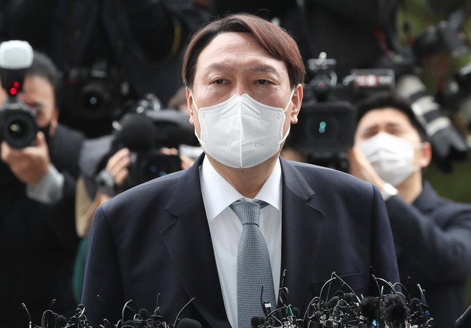  윤석열 검찰총장이 4일 오후 서울 서초구 대검찰청에서 사퇴 입장을 밝히고 있다 (사진=연합뉴스 제공)