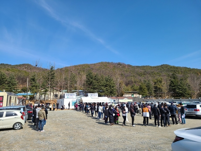 양주시 유양동 코로나19 선별진료소에서 대기중인 시민들 (이호민 기자)