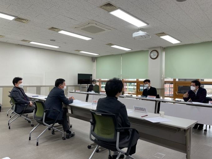 화성시보건소가 코로나19 예방접종과 관련, 간담회를 갖고 간호사 등 인력확보 방안을 논의했다.(사진=화성시 제공)