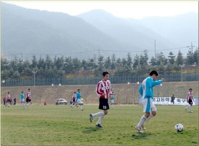 과거 축구선수 생활을 했던 김광환 대리. 사진은 김광환 대리(하늘색 유니폼)의 선수 생활 당시 모습 (사진=김광환 제공)