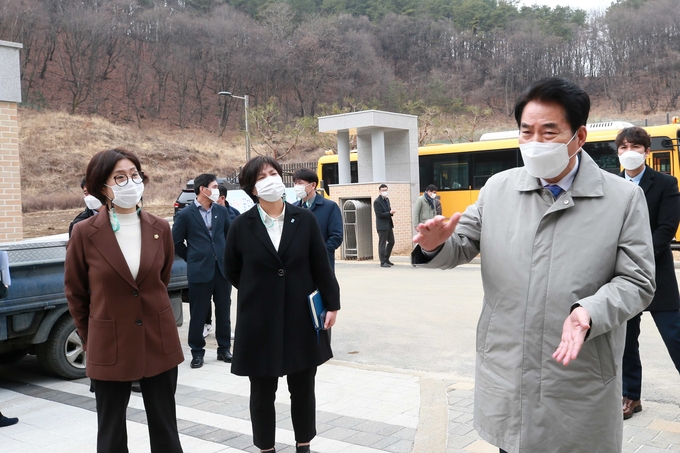 백군기 용인시장이 4일 개교를 앞둔 용인다움학교에 방문해 관계자들과 이야기를 나누고 있다. (사진=용인시 제공)