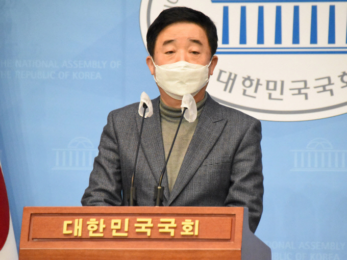 더불어민주당 강득구 의원이 4일 국회 정론관에서 기자회견을 열고 발언을 하고 있다(사진=강득구의원실 제공)