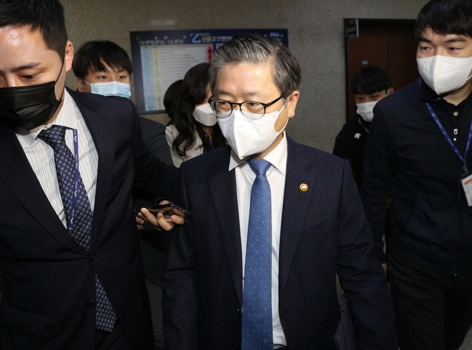 변창흠 국토교통부 장관이 5일 서울 여의도 국회에서 더불어민주당 이낙연 대표와 면담을 마친 후 당대표실을 나서고 있다. (사진= 연합뉴스) 