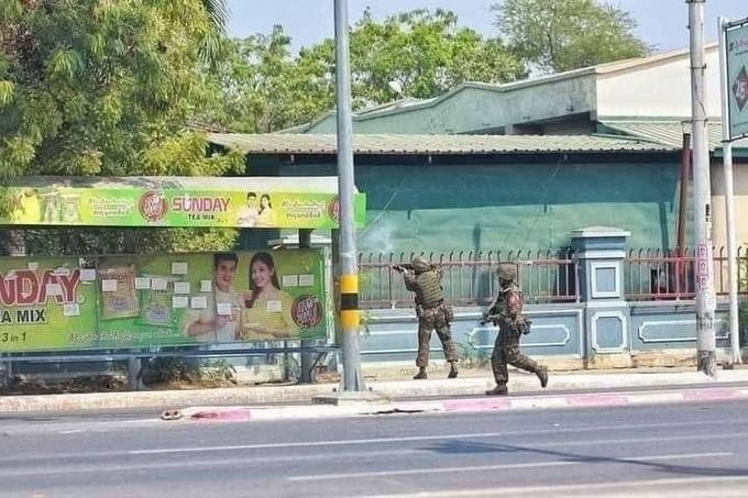 군인들이 시민들을 조준하고 있다. (사진=미얀마 현지 독자 제공)