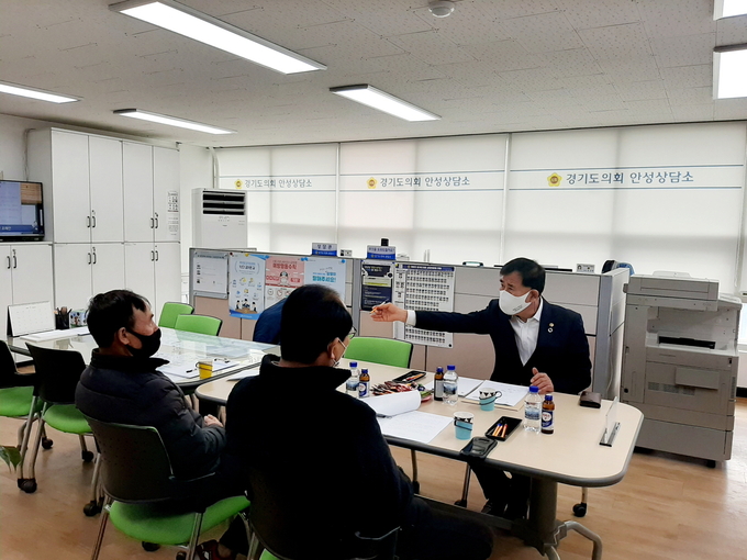 경기도의회 백승기 의원이 4일 양성면 북부·남부지역 추진위원회 관계자들과 논의를 하고 있다(사진=경기도의회 제공)