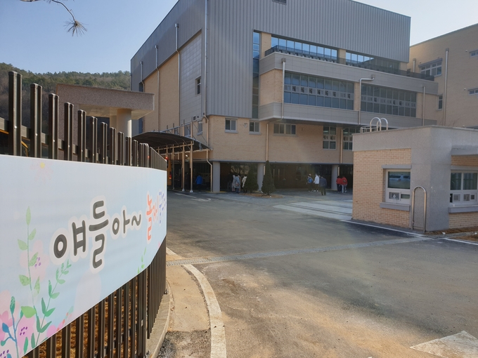 '용인다움학교' 학교 관계자들이 5일 학생들의 첫 등교를 앞두고 준비사항을 확인하고 있다.(사진=신경철 기자)