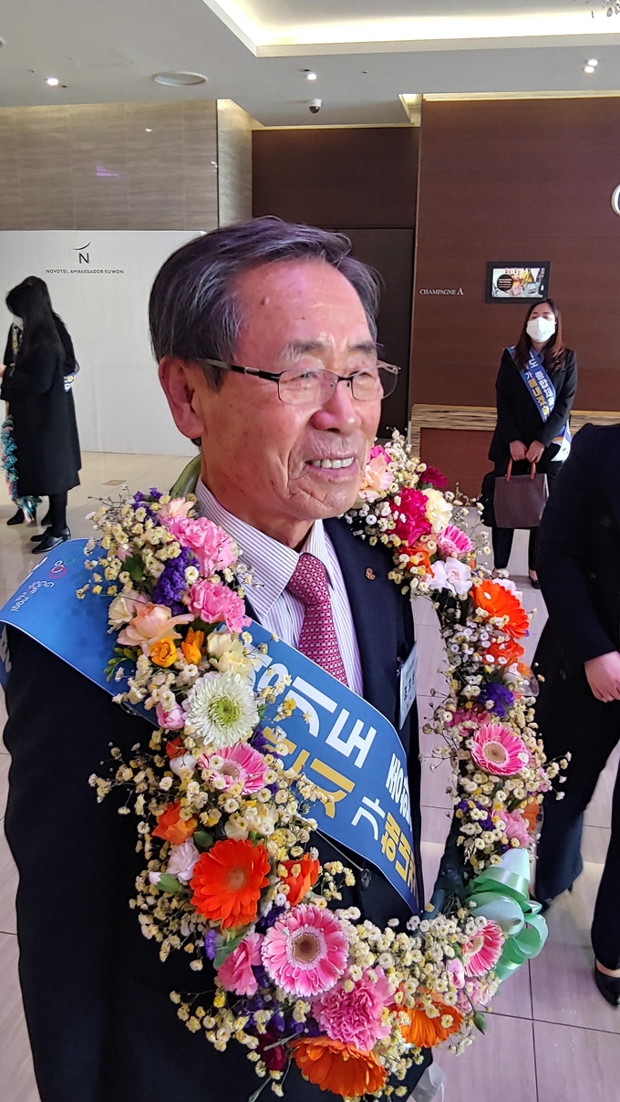 조효상 용인시체육회장이 기뻐하고 있다. (사진=김도균 수습기자)