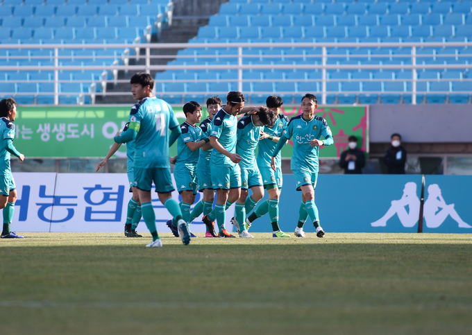 안산그리너스FC가 김륜도의 PK 2골로 FC안양에게 1-2로 승리했다. 사진은 지난달 27일 김천상무와의 개막전에서 첫 골을 득점한 후 기뻐하는 선수단 모습 (사진=한국프로축구연맹 제공)