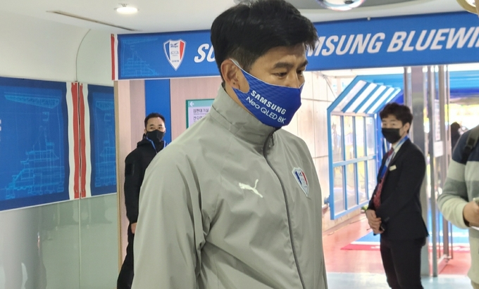 경기 전 취재진과 인터뷰를 하고 있는 수원삼성블루윙즈 박건하 감독 (사진=신연경 기자)