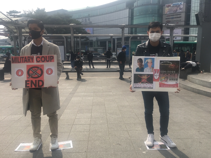 7일 수원역 앞에서 국내 거주 미얀마 이주 노동자들이 모여 군부 쿠데타를 규탄하고 있다. (사진=김민기 기자)