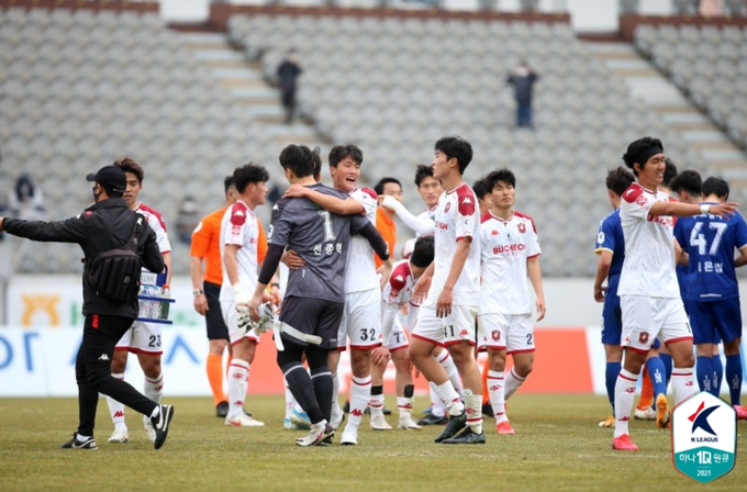 부천FC1995 선수단이 충남아산FC에 1-0으로 승리한 후 기뻐하고 있다. (사진=한국프로축구연맹 제공)