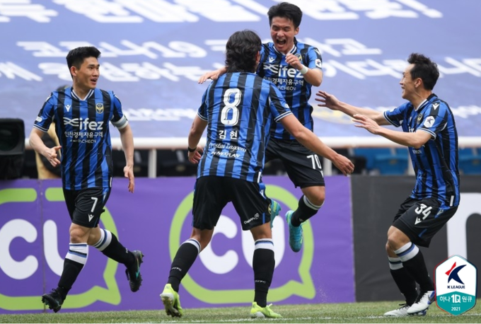 인천유나이티드가 지난 6일 인천축구전용경기장에서 열린 대구FC와의 경기에서 2-1로 승리했다. 사진은 선제골을 득점한 구본철이 기뻐하는 모습 (사진=한국프로축구연맹 제공)