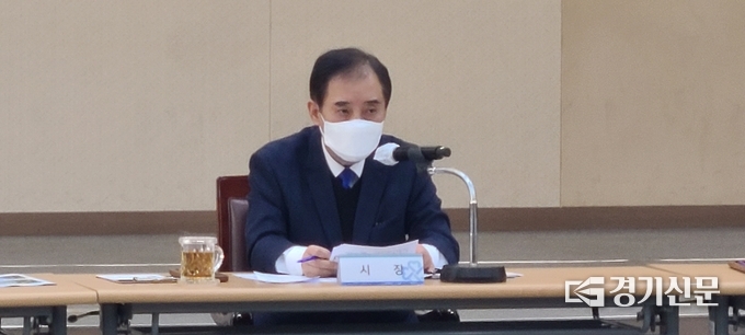 박윤국 포천시장이 8일 오전 간부회의에서 발언하고 있다. (사진=문석완 기자)