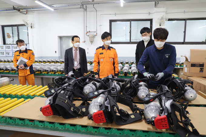 용인소방서 대원들이 '한컴라이프케어'를 직접 찾아 소방장비를 확인하고 있다. (사진=용인소방서 제공)