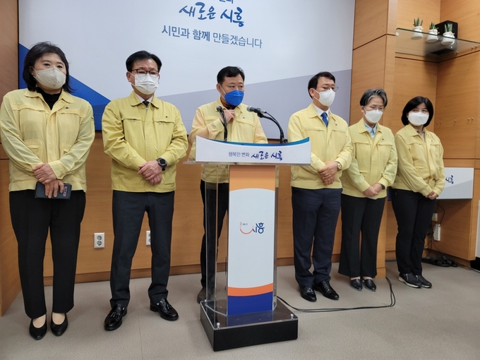  8일 오전 시흥시청에서 시흥시의회 더불어민주당 소속 시의원들이 기자회견을 하고 있다.(사진= 김원규 기자)
