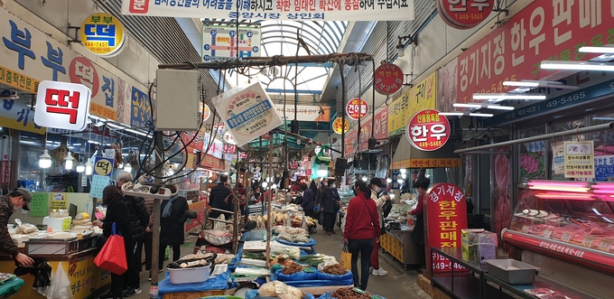이른 아침부터 안양중앙시장을 찾은 사람들이 장보기에 나서고 있다. (사진 = 박환식 수습기자)