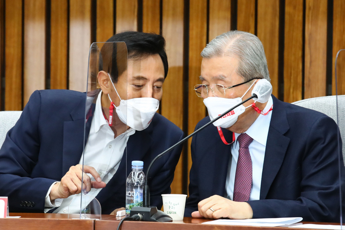 국민의힘 오세훈 서울시장 후보(왼쪽)와 김종인 비상대책위원장이 8일 국회에서 열린 서울·부산시장 후보 및 시·도당위원장 연석회의에서 대화하고 있다. (사진= 연합뉴스) 