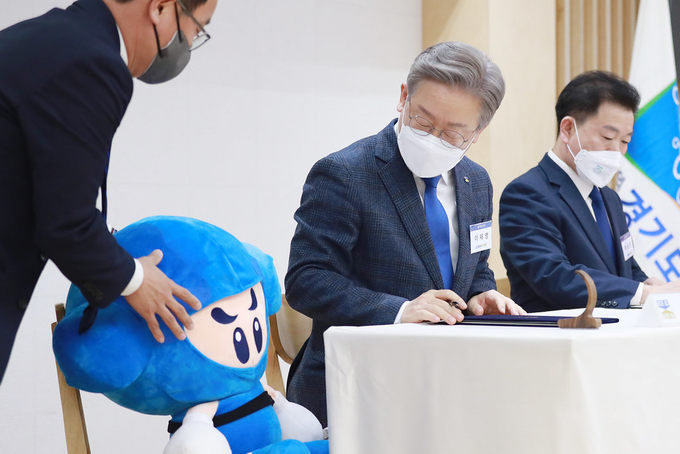 8일 오후 이재명 경기도지사, 박승원 광명시장 그리고 게임산업 관계자 등이 참석한 가운데 경기도 게임문화 및 e스포츠 활성화를 위한 업무협약식을 온라인으로 진행하고 있다. (사진= 경기도 제공)
