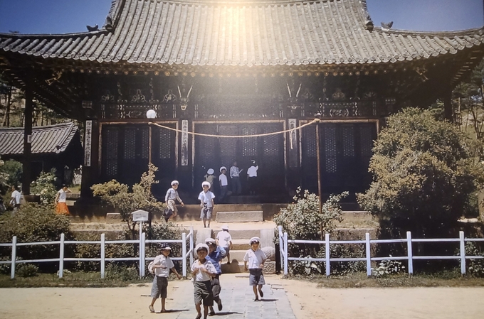 1950년대 후반 용주사에 ‘소풍 온 학생들’의 모습이 담긴 사진 (사진=수원박물관)