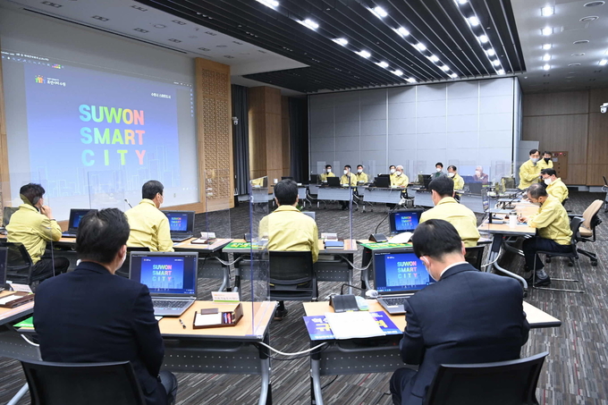 지난 2월25일 수원시청에서 열린 3월 중 확대간부회의에서 시 공직자들이 스마트도시계획 내용을 공유하고 있다. (사진=수원시 제공)