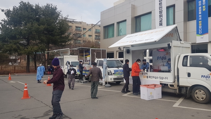 파주 이동형선별검사소에서 외국인 근로자들이 코로나19 검사를 받고 있다. (사진=파주시 제공)