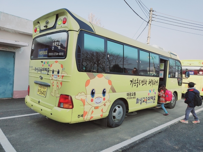 화성시가 아이들의 학습권과 이동권 보장을 위해 등하굣길 안전 통학버스를 운행한다. (사진=화성시 제공)