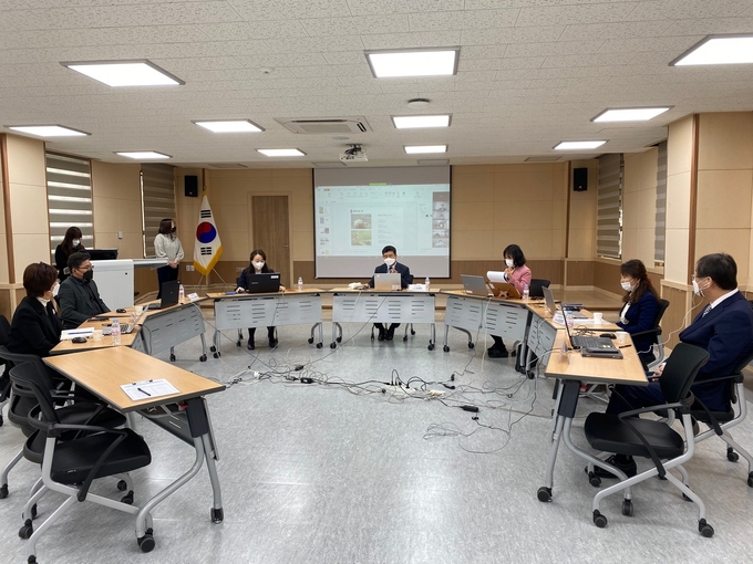 ‘교육격차를 넘어 행복한 학교를 꿈꾸며’라는 주제로 온라인 통합협의회가 진행되고 있다. (사진=성남교육지원청 제공)
