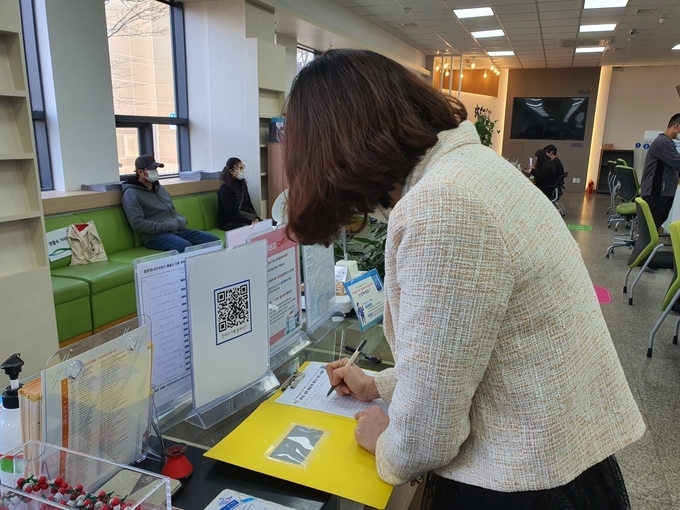 파주시가 경기도 공공기관 유치 시민 서명운동을 시작한 가운데 시민이 서명하고 있다. (사진=파주시 제공)