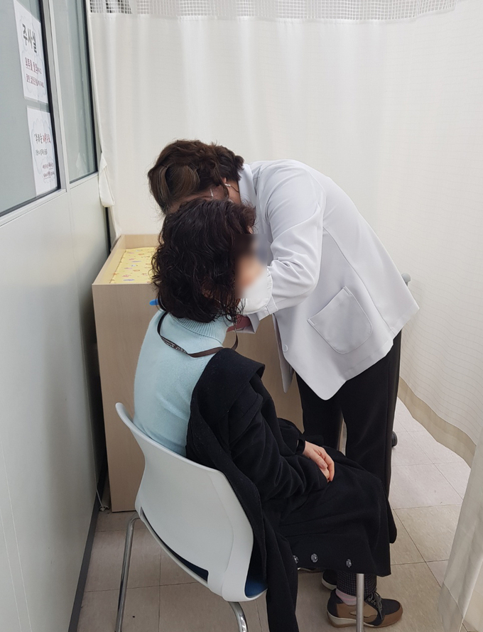 기흥구보건소에서 요양병원 종사자가 코로나19 백신을 맞고 있다. (사진=용인시 제공)