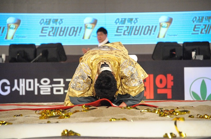 지난 2020년 홍성설날장사씨름대회에서 금강장사에 등극한 이승호. 사진은 금강장사에 오른 이승호가 절을 하는 모습 (사진=대한씨름협회 제공)