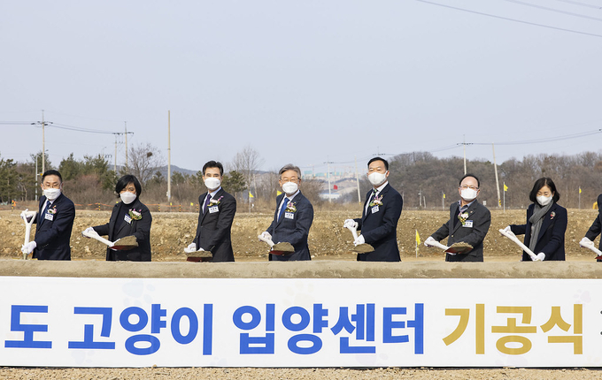 9일 오후 경기도 화성시 고양이 입양센터 공사현장에서 진행된 경기도 고양이 입양센터 기공식에서 이재명 경기도지사와 서철모 화성시장을 비롯한 내빈들이 참석한 가운데 기공식 첫 삽 뜨기 행사가 진행되고 있다. (사진= 경기도 제공)
