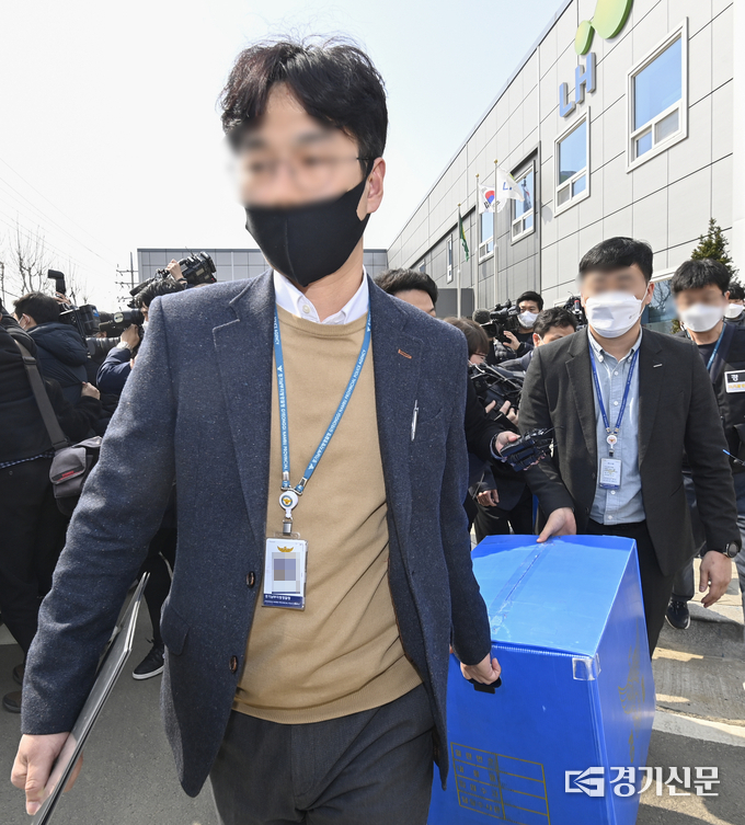 경기남부경찰청 반부패·경제범죄수사대원들이 9일 한국토지주택공사(LH) 과천의왕사업본부에서 LH임직원 광명·시흥 신도시 투기 의혹과 관련한 압수수색을 마친 후 압수품을 옮기고 있다. (사진=황준선 기자)