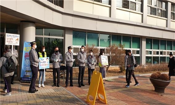 파주경찰서와 교육지원청 관계자들이 학폭근절 홍보를 하고 있다. (사진=파주교육지원청 제공)