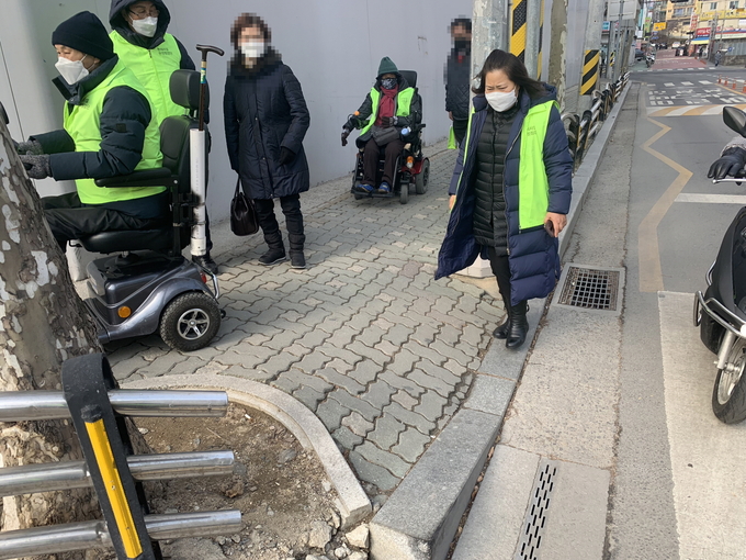 구리시가 작년 10월부터 장애물 없는 생활환경 조성을 위해 운영한 장애인 편의시설 점검단을 올해부터 확대 운영하고 있다. (사진=구리시 제공)