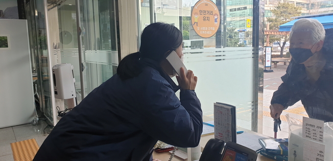 시흥시가 자국민을 활용해 코로나19 심리 안전 통역 서비스를 지원하고 있다. (사진=김원규 기자)