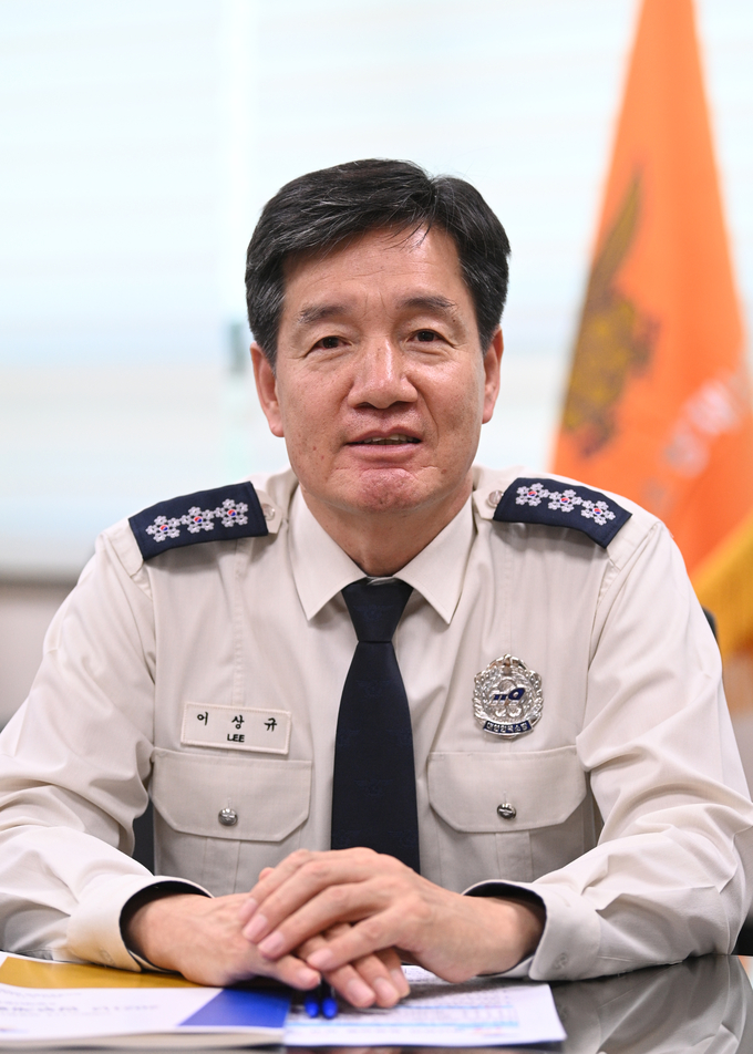 10일 이상규 소방재난본부장이 소방재난본부실에서 인터뷰를 하고 있다. (사진=조병석 기자)