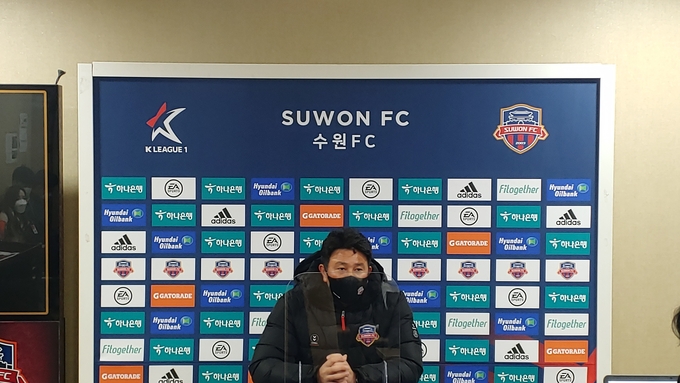 수원FC 김도균 감독이 경기시작 전 취재진과 인터뷰하는 모습 (사진=김도균 수습기자)
