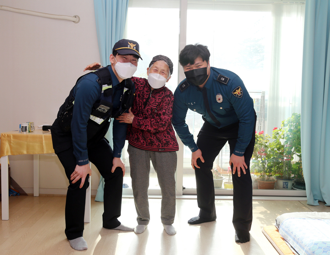 광명경찰서가 지난달 22일부터 소외된 시민을 살펴 안전하고 따뜻한 지역사회를 만들기 위해 자체 특수시책인 ‘울타리치안 서비스’를 시행하고 있다. (사진=광명경찰서 제공)