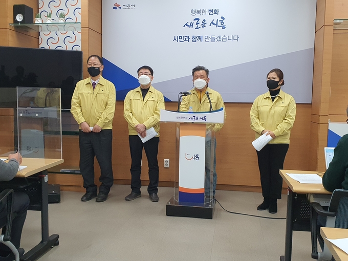 국민의힘 소속 시흥시의원들이 11일 오전 기자회견을 열고 ‘시흥시의원 공공택지지구 예정지 토지 투기 및 건축특혜 의혹에 대한 입장문’을 발표했다(사진=김원규 기자)