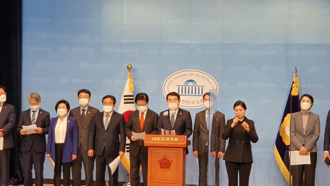 더불어민주당 미디어·언론 상생 TF 소속 의원들이 11일 국회 소통관에서 "한국ABC협회 직원의 내부고발로 일부 일간신문의 유료부수가 조작되어온 것으로 알려졌다" 며 언론정상화를 위해 신문부수 조작에 대한 수사를 촉구하고 있다. (사진 = 정영선 기자)